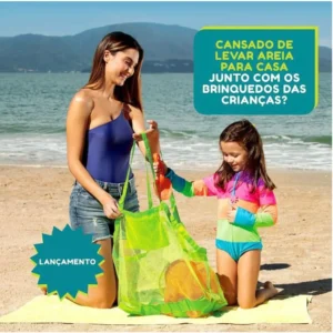 Mãe recolhendo brinquedos de praia da filha e colocando na bolsa de rede verde Tobee com selo de lançamento.