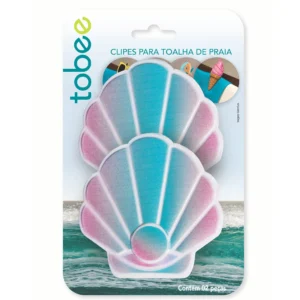 Clipe de plástico ABS em formato de concha da marca Tobee prendendo uma toalha azul em uma cadeira de praia.