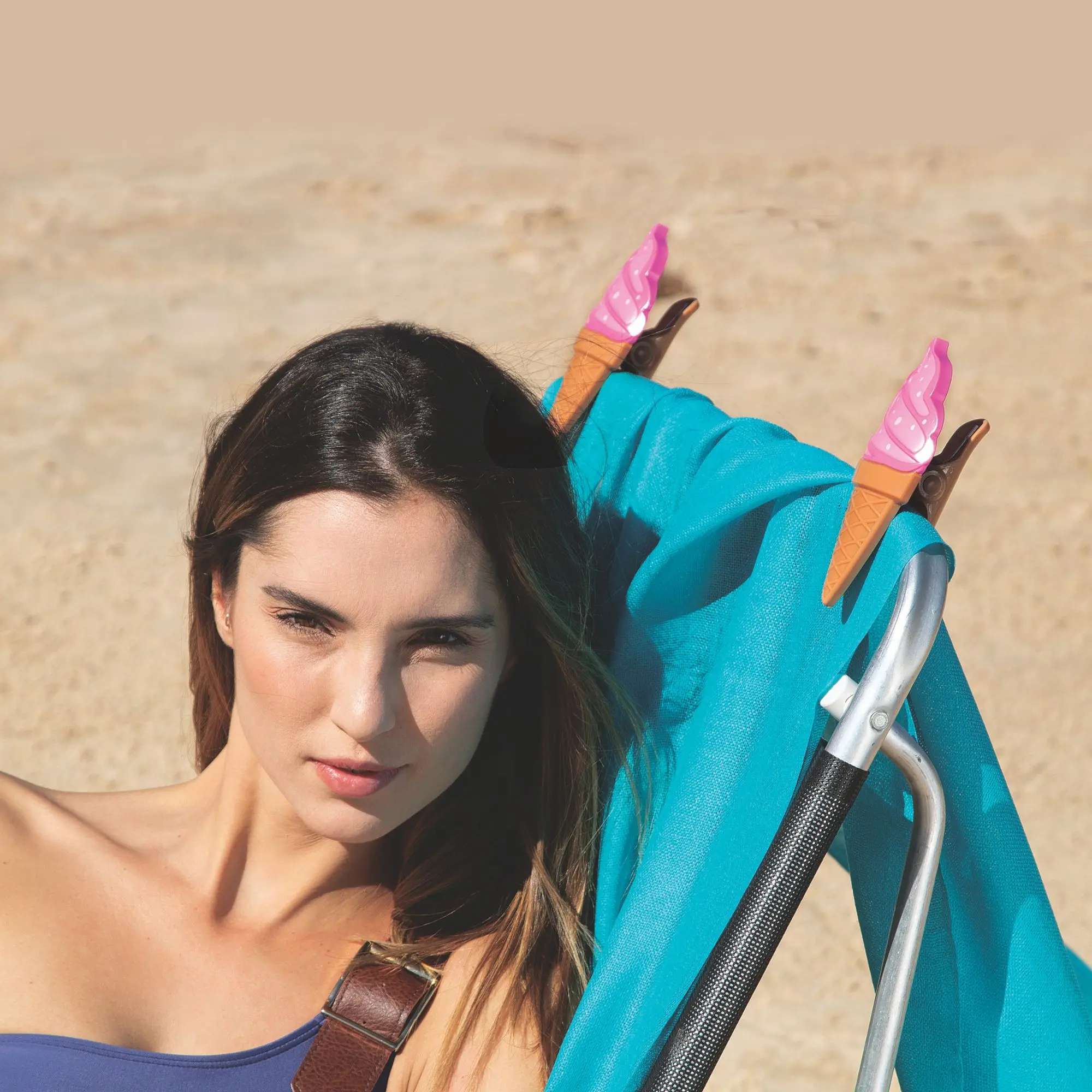 clipe-toalha-de-praia-sorvete-tobee-modelo-cadeira