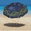 Guarda sol Campeche Azul Marinho Tobee aberto na areia da praia destacando estampa moderna e estrutura de ombrelone resistente.