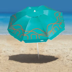Guarda sol Campeche Verde Turquesa Tobee aberto na areia em frente ao mar com estampa fluida laranja e sombra projetada.