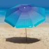 Guarda-sol Tobee modelo Cancun em alumínio com estampa degrade azul e verde aberto na praia.