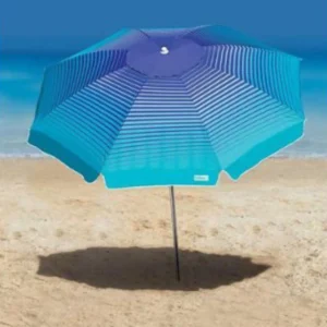 Guarda-sol Tobee modelo Cancun em alumínio com estampa degrade azul e verde aberto na praia.