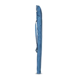 Capa ou bolsa de transporte azul com alça de ombro para guardar o guarda-sol de praia Tobee, isolada em fundo branco.