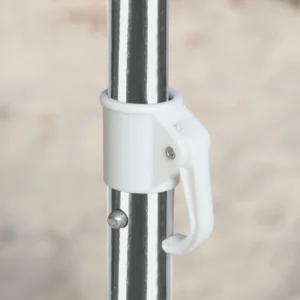 Detalhe da alavanca plástica de fixação branca e pino duplo na haste metálica de alumínio polido do guarda-sol Ibiza Tobee.