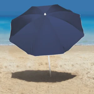 Guarda-sol de praia azul escuro Tobee Ipanema aberto na areia com fundo do mar, servindo como ombrelone resistente e sombreiro articulado para proteção solar.