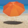 Guarda-sol de praia laranja Tobee Ipanema aberto na areia com sombra projetada e fundo do mar, servindo como ombrelone resistente e sombreiro articulado para proteção solar no verão.