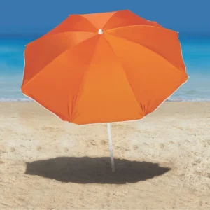 Guarda-sol de praia laranja Tobee Ipanema aberto na areia com sombra projetada e fundo do mar, servindo como ombrelone resistente e sombreiro articulado para proteção solar no verão.
