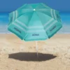 Guarda-sol turquesa com estampa de frase na praia Tobee Ipanema aberto na areia com sombra projetada, servindo como ombrelone moderno e sombreiro articulado para proteção solar.