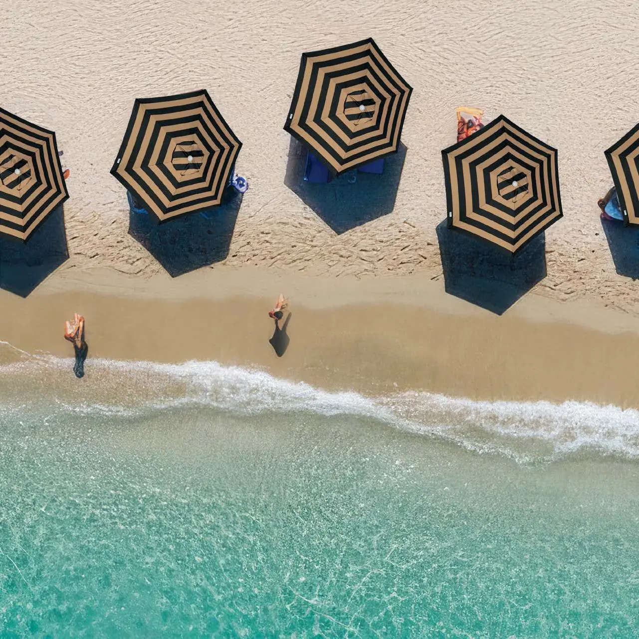 Produtos Tobee Guarda Sol Seja para relaxar na praia, curtir um dia na piscina ou elevar o padrão de atendimento do seu hotel/pousada, o Guarda-Sol Artesanal Listrado da Tobee Lazer é a escolha perfeita. Sendo o nosso produto mais vendido, ele combina perfeitamente a máxima proteção solar com um design estético sofisticado e atemporal. Sua estampa listrada em tons neutros e elegantes cria um efeito visual moderno e exclusivo, destacando-se na paisagem e garantindo uma sombra fresca e confortável.