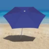 Guarda-sol Malibu Tobee aberto na areia projetando sombra na praia com mar ao fundo.