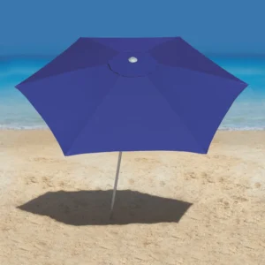 Guarda-sol Malibu Tobee aberto na areia projetando sombra na praia com mar ao fundo.