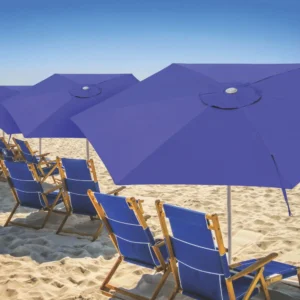 Fileira de guarda-sóis Malibu Tobee azuis abertos na areia ao lado de cadeiras de praia.