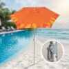 "Guarda-sol ombrelone laranja com estampa tropical da marca TOBEE montado em fundo misto de praia e piscina. Destaque para a estrutura da haste com trava, ideal para revenda no atacado."