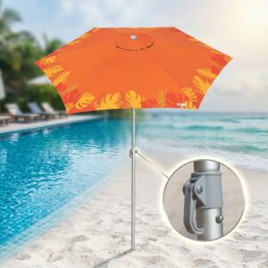 "Guarda-sol ombrelone laranja com estampa tropical da marca TOBEE montado em fundo misto de praia e piscina. Destaque para a estrutura da haste com trava, ideal para revenda no atacado."