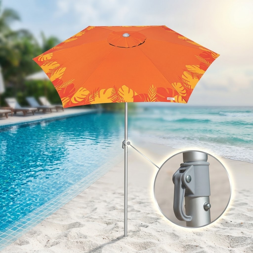 "Guarda-sol ombrelone laranja com estampa tropical da marca TOBEE montado em fundo misto de praia e piscina. Destaque para a estrutura da haste com trava, ideal para revenda no atacado."