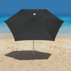 Guarda-sol ombrelone preto aberto na areia da praia com fundo do mar, focado em moda praia
