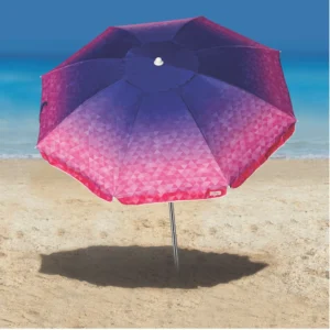Guarda-sol Aruba Tobee fincado na areia projetando sombra na praia, destacando o teto solar portátil azul e rosa e o cenário com mar.