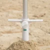 Suporte saca-areia de plástico branco para guarda-sol da marca Tobee com haste em espiral para fixação