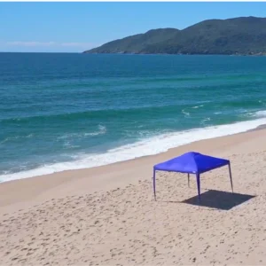 Tenda gazebo articulado e tenda sanfonada de praia da marca Tobee montada na areia