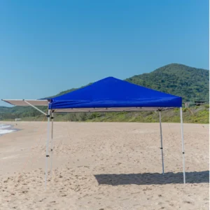 Perfil completo da Tenda Gazebo Tobee armada na areia com montanhas ao fundo, evidenciando o teto azul e aba da Tenda Gazebo Flex 3 X 3m Dobrável Em Alumínio Uv50+ Tobee.