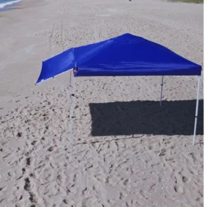 Tenda Gazebo Tobee montada na areia da praia, destacando o modelo Tenda Gazebo Flex 3 X 3m Dobrável Em Alumínio Uv50+ Tobee com aba lateral de proteção estendida.