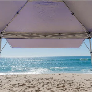 Perspectiva de quem está embaixo da Tenda Gazebo Tobee olhando o mar, ressaltando a ampla sombra gerada pela Tenda Gazebo Flex 3 X 3m Dobrável Em Alumínio Uv50+ Tobee.